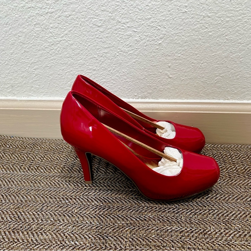 Candie's Size 6: Red Heels Classic Pump Style - Picture 5 of 7